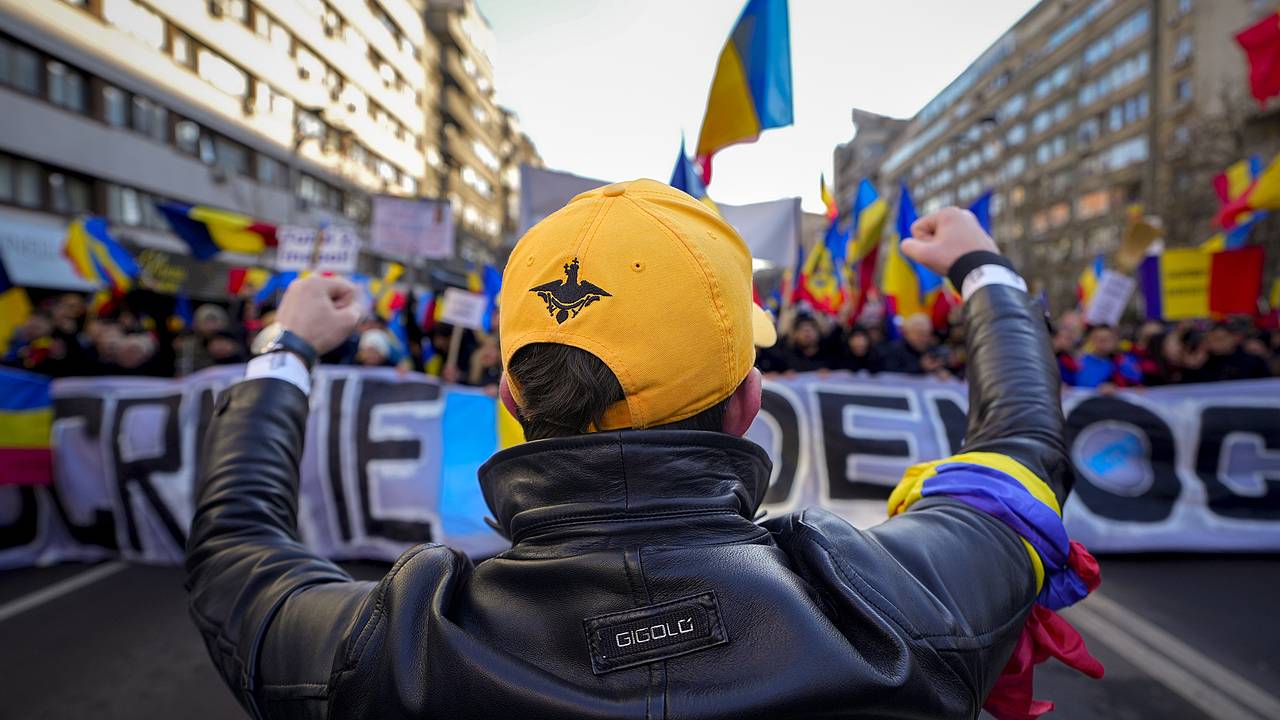 Жители Румынии вышли на массовый митинг против отмены второго тура выборов Жители Румынии вышли на массовый митинг против отмены второго тура выборов