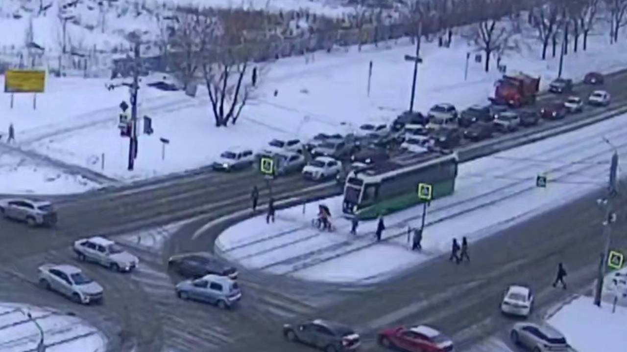 В российском городе трамвай на скорости врезался в переходящих пути людей и попал на видео В российском городе трамвай на скорости врезался в переходящих пути людей и попал на видео