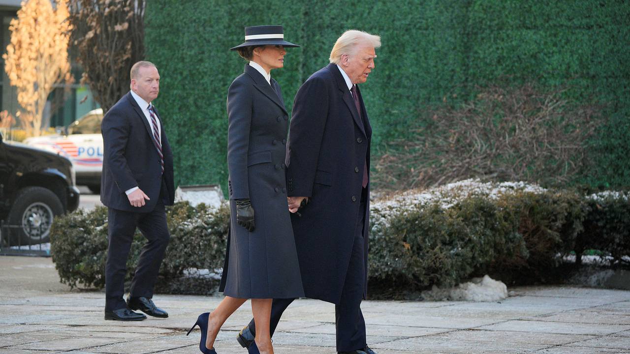 В сети оценили внешний вид Мелании Трамп на инаугурации фразой «наряд для похорон Америки» В сети оценили внешний вид Мелании Трамп на инаугурации фразой «наряд для похорон Америки»