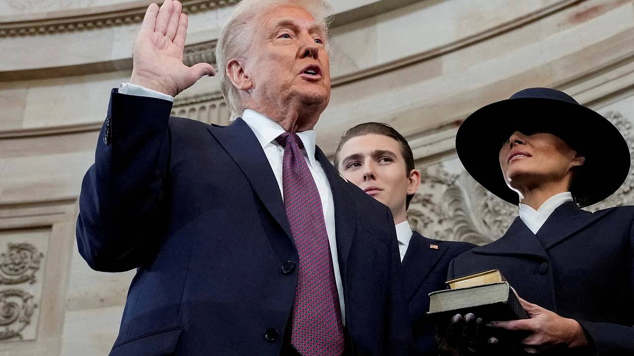 В США указали на интересную деталь во время присяги Трампа В США указали на интересную деталь во время присяги Трампа