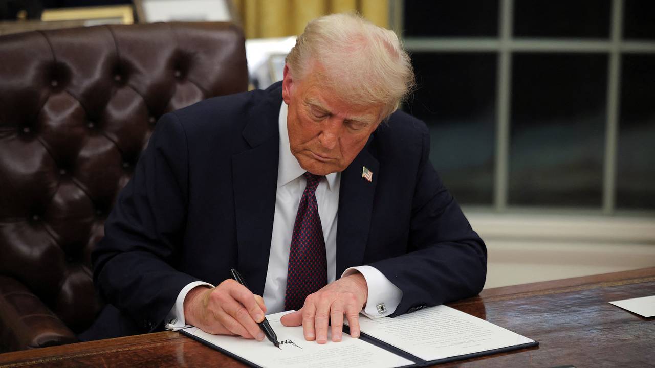 В Госдуме назвали шокирующим для Зеленского указ Трампа об остановке помощи другим странам