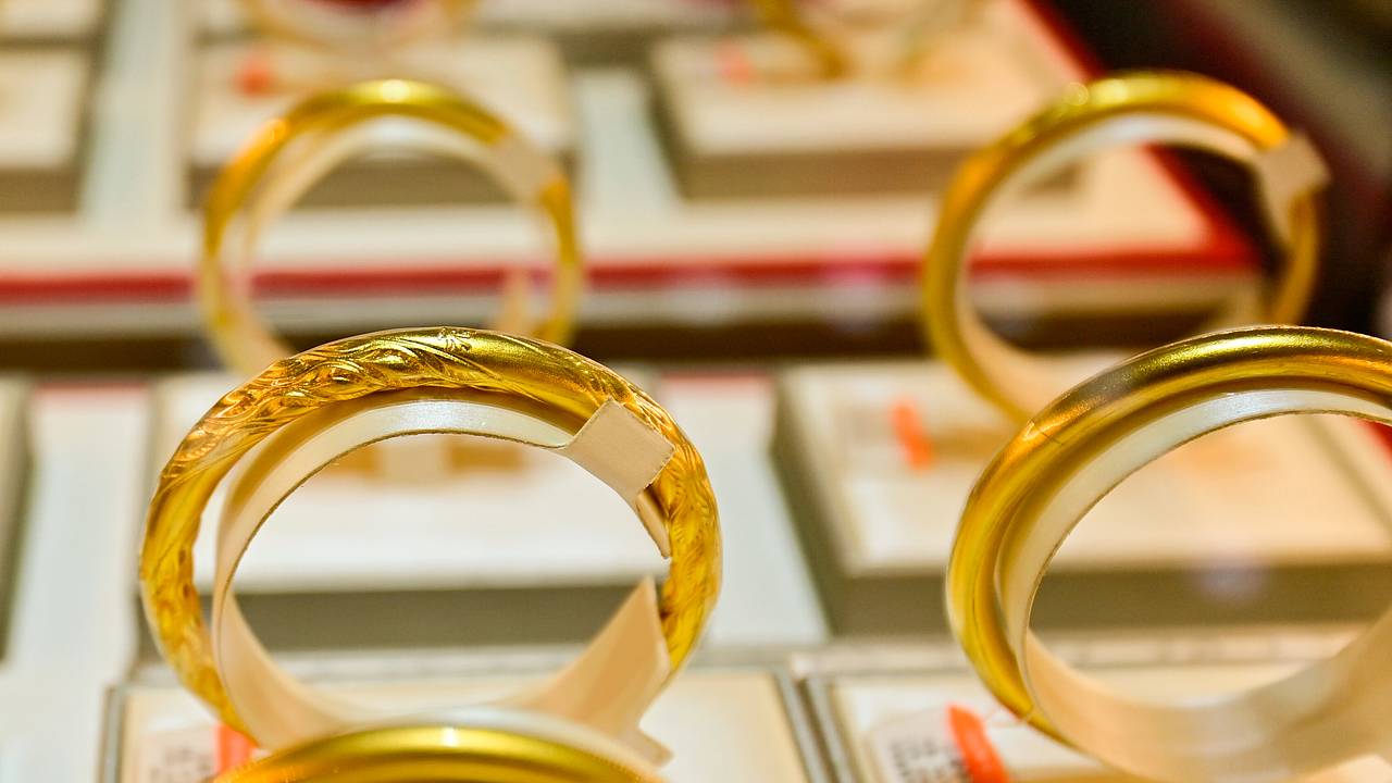 Мужчина украл кольца на 1,9 миллиона рублей под предлогом выбора подарка для дочери Мужчина украл кольца на 1,9 миллиона рублей под предлогом выбора подарка для дочери
