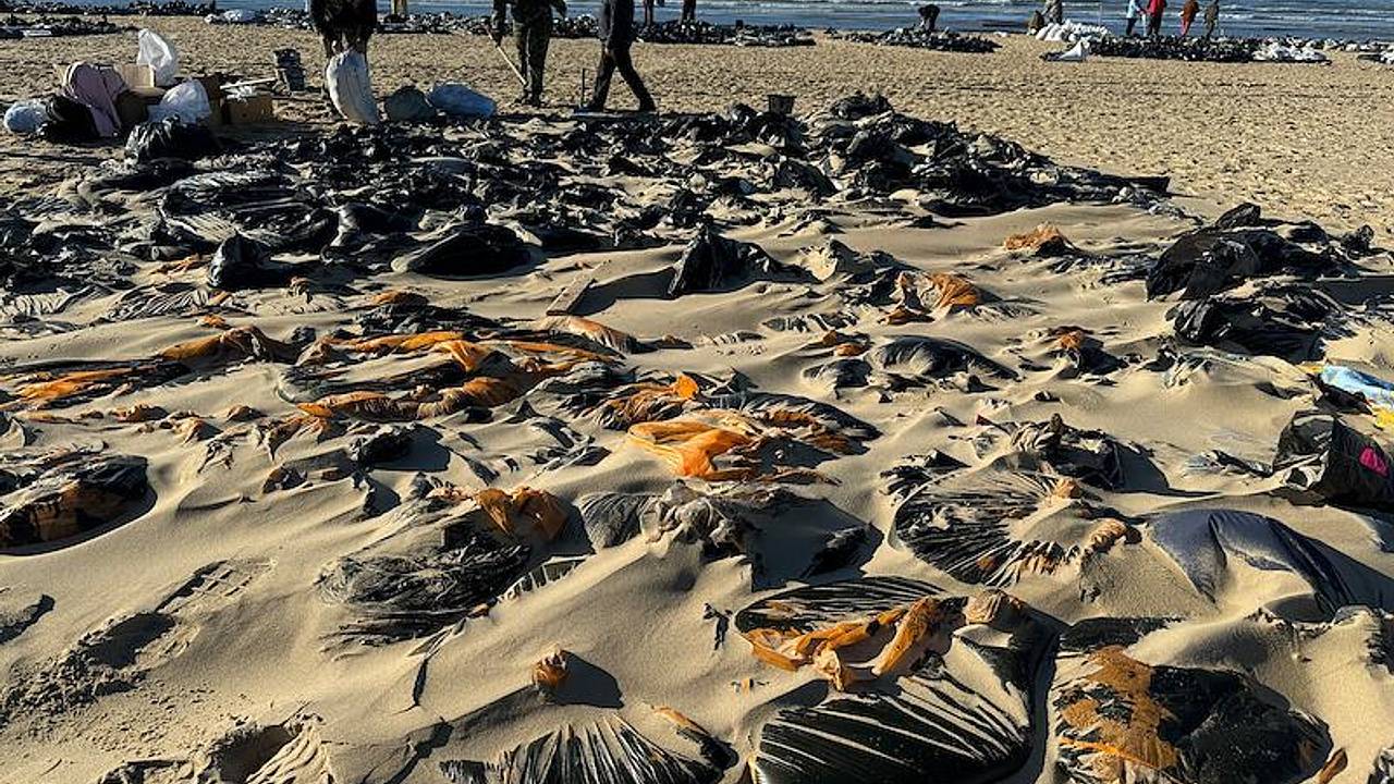 Власти назвали срок очистки пляжей Анапы от мазута Власти назвали срок очистки пляжей Анапы от мазута
