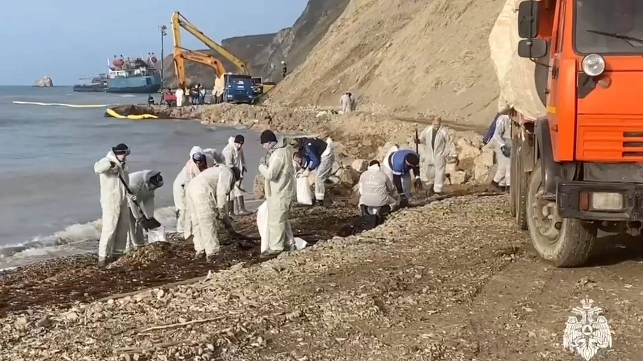 Откачка мазута с потерпевшего крушения танкера завершилась