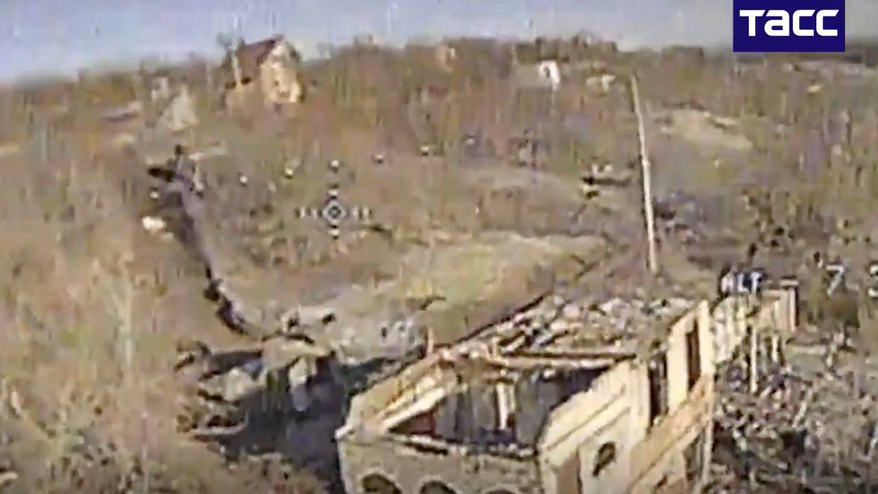 Минобороны показало кадры уничтожения спрятанной возле домов техники ВСУ в Курской области Минобороны показало кадры уничтожения спрятанной возле домов техники ВСУ в Курской области