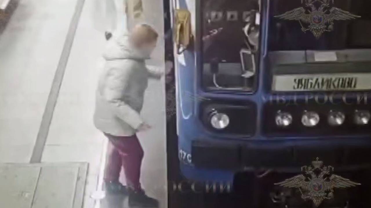 18-летняя россиянка зацепилась за кабину машиниста в метро и попала на видео 18-летняя россиянка зацепилась за кабину машиниста в метро и попала на видео