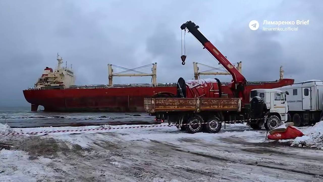 Возле севшего на мель китайского судна на Сахалине установят боновые заграждения Возле севшего на мель китайского судна на Сахалине установят боновые заграждения
