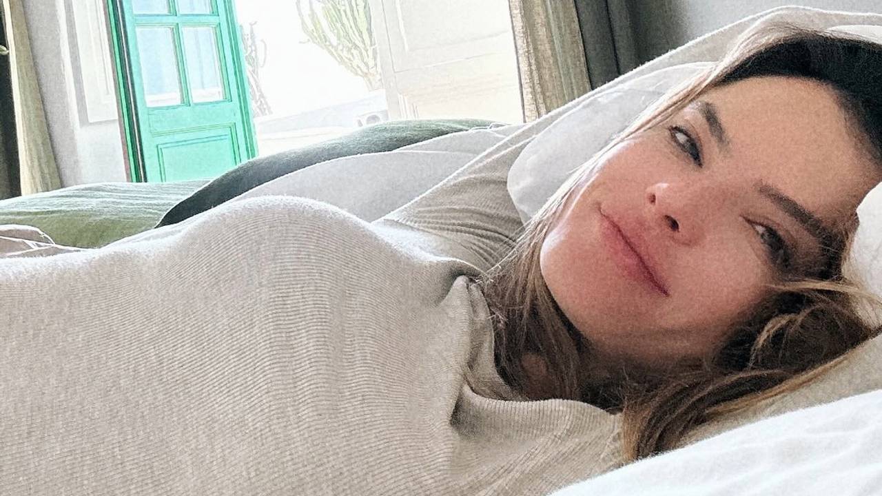 43-летняя Алессандра Амбросио показала лицо без косметики 43-летняя Алессандра Амбросио показала лицо без косметики
