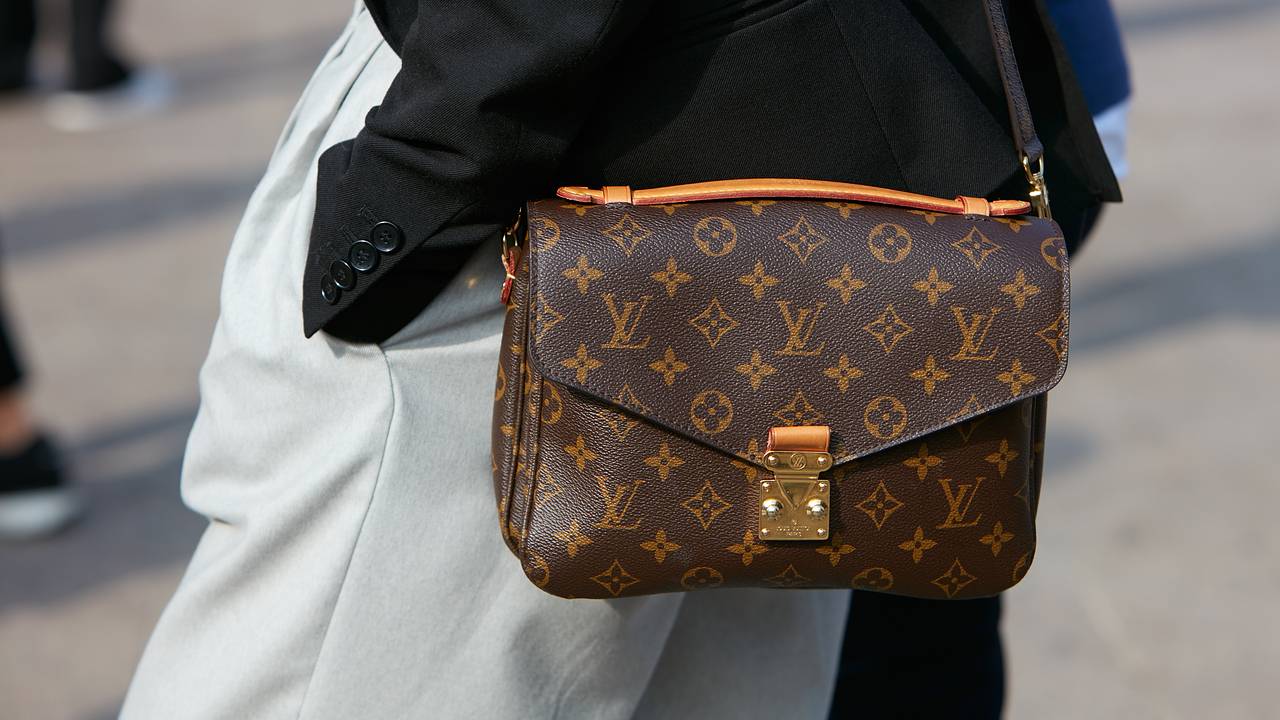 У летевшего в Россию пассажира изъяли 14 килограммов сумок Louis Vuitton У летевшего в Россию пассажира изъяли 14 килограммов сумок Louis Vuitton