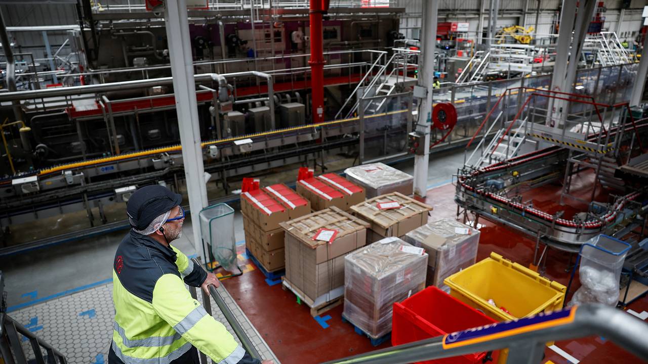 Крупнейший производитель газировки перейдет на пластиковые бутылки из-за тарифов Трампа Крупнейший производитель газировки перейдет на пластиковые бутылки из-за тарифов Трампа