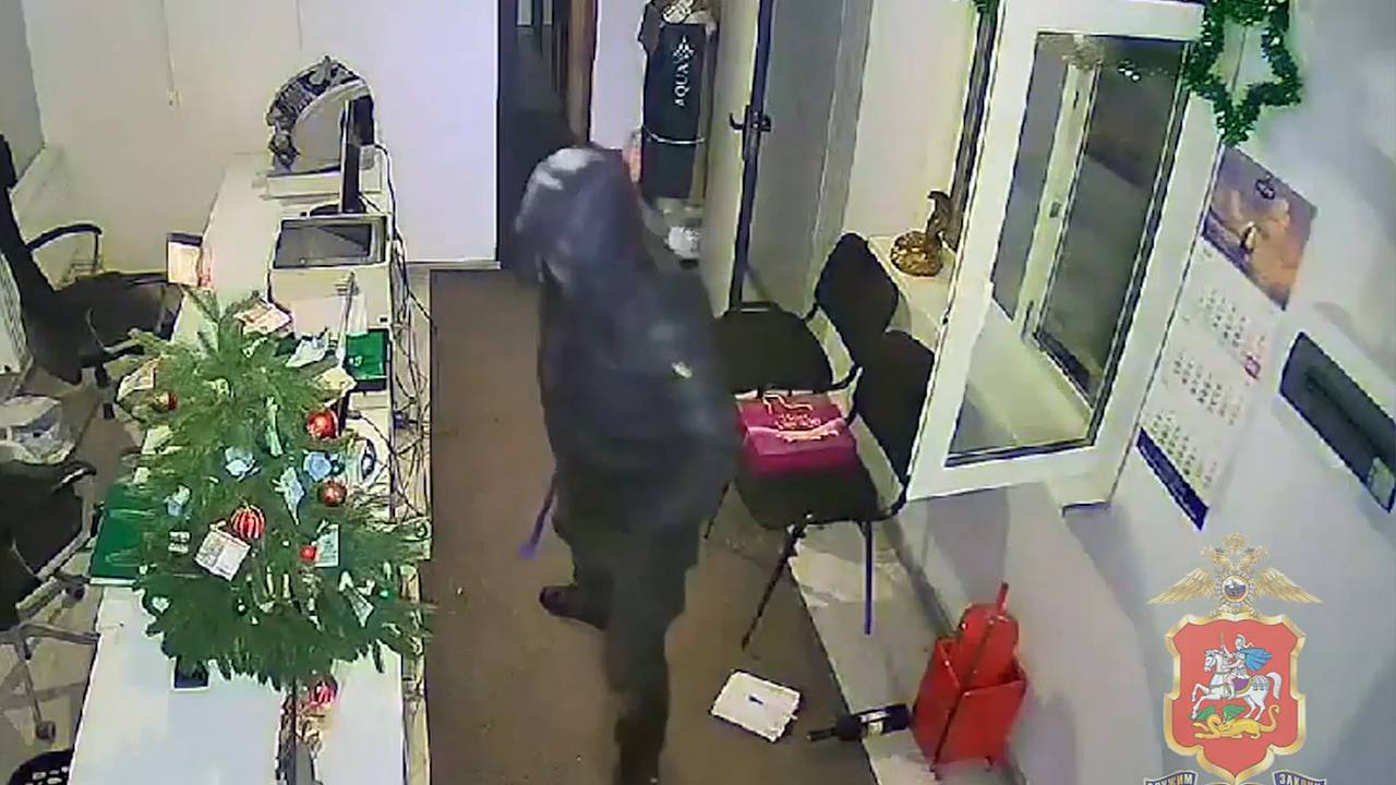 Кража сейфа с 12 миллионами рублей из офиса продуктовой базы в Подмосковье попала на видео Кража сейфа с 12 миллионами рублей из офиса продуктовой базы в Подмосковье попала на видео