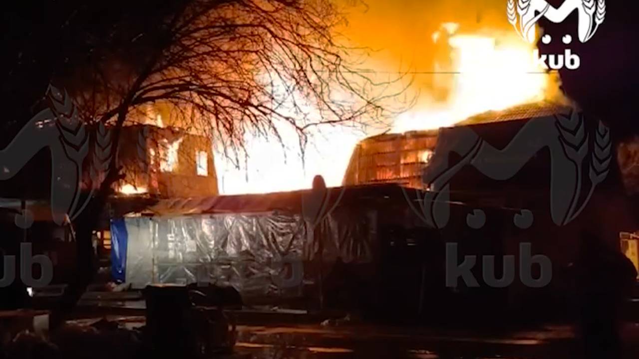 В штабе очищающих берег Черного моря от мазута волонтеров возник пожар В штабе очищающих берег Черного моря от мазута волонтеров возник пожар