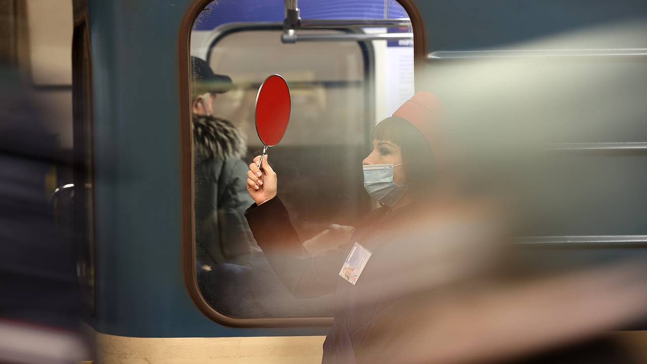 Ребенок упал на пути перед движущимся поездом в метро российского города Ребенок упал на пути перед движущимся поездом в метро российского города