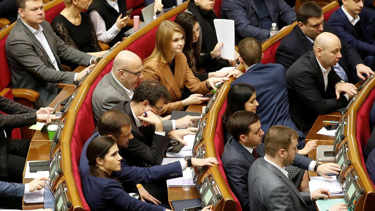 «Парламент показал на дверь». Верховная Рада провалила голосование в поддержку легитимности Зеленского
