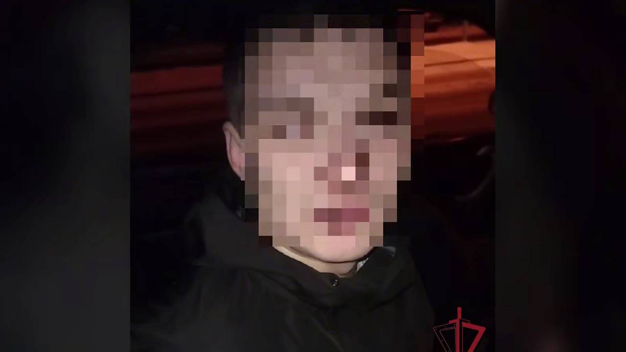 Угонщик попытался укрыться от росгвардейцев в уличном туалете и все равно попался Угонщик попытался укрыться от росгвардейцев в уличном туалете и все равно попался