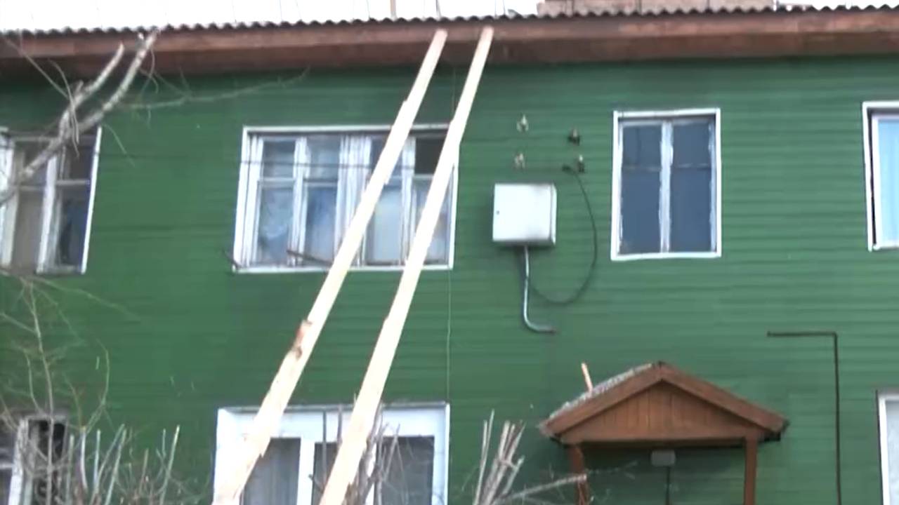 В российском городе дом начал разваливаться на глазах после ремонта крыши В российском городе дом начал разваливаться на глазах после ремонта крыши