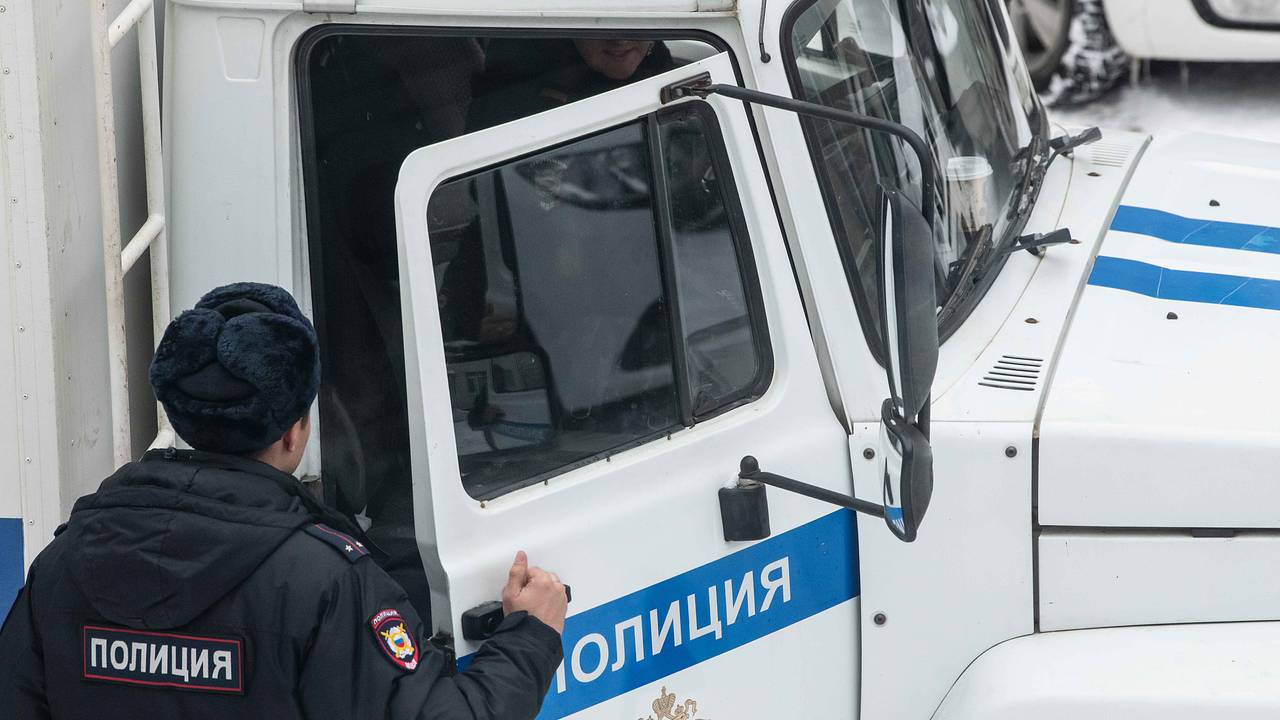 Толпа россиян попыталась помешать задержанию друга и оказалась в отделе полиции Толпа россиян попыталась помешать задержанию друга и оказалась в отделе полиции