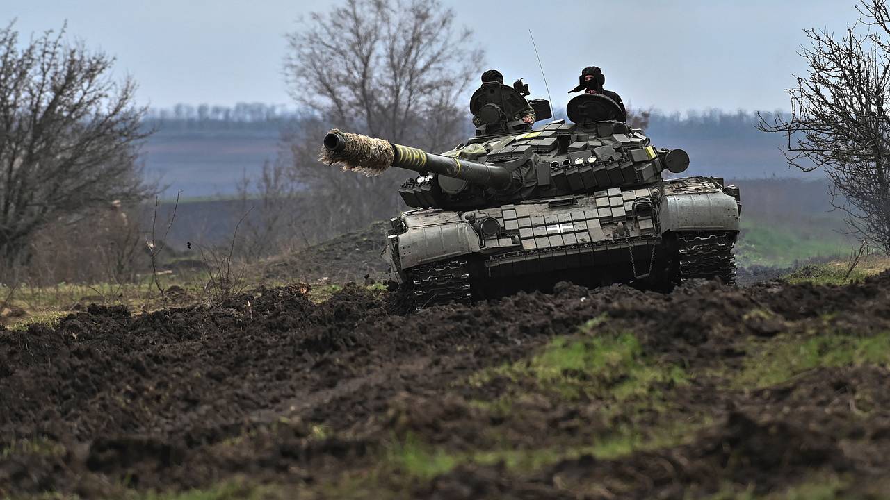 Российский военный заявил об ударах ВСУ по домам из танка в Курской области