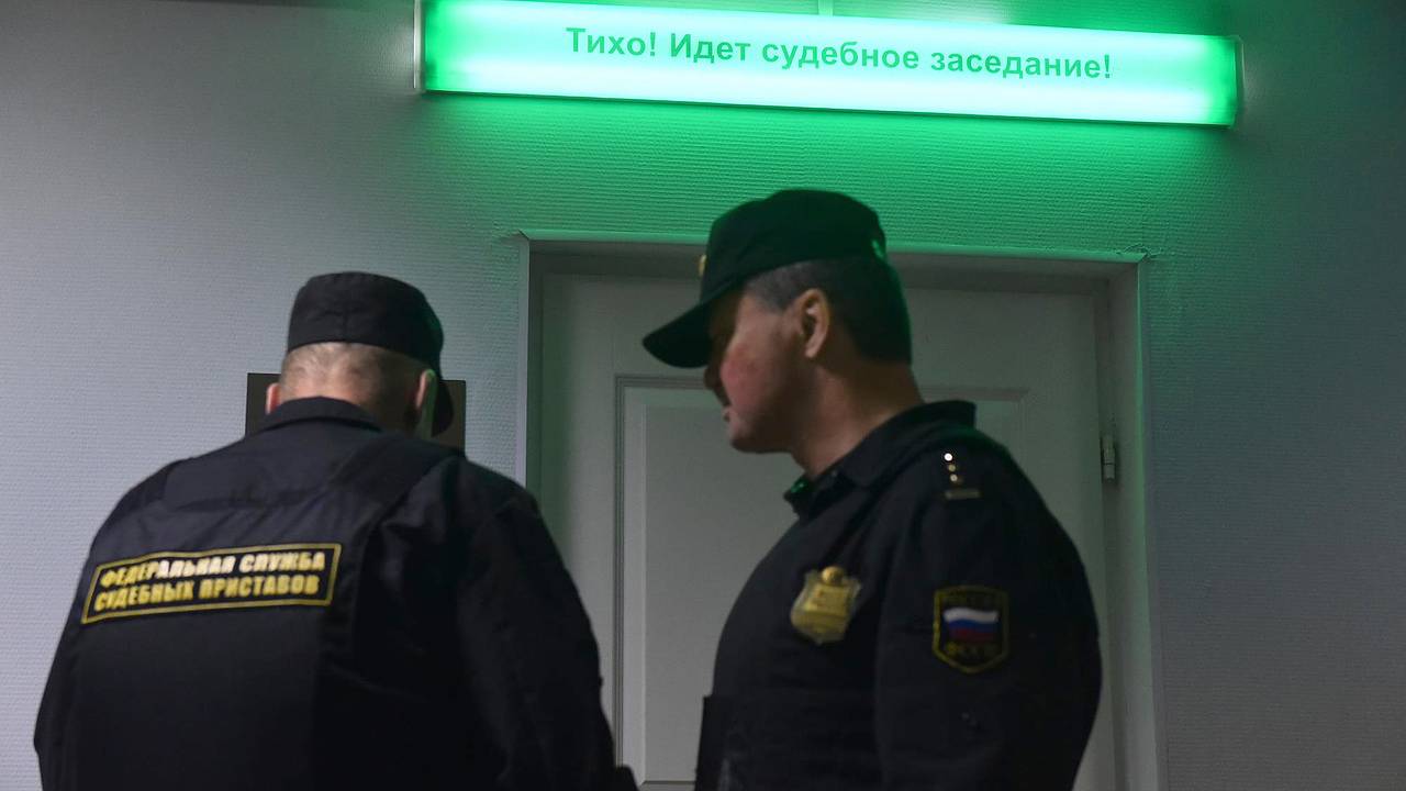 Пятерых участников беспорядков в российском аэропорту осудили на длительные сроки Пятерых участников беспорядков в российском аэропорту осудили на длительные сроки