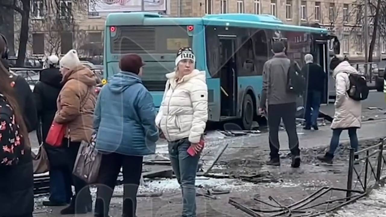 В Петербурге пассажирский автобус на полной скорости снес остановку с людьми В Петербурге пассажирский автобус на полной скорости снес остановку с людьми