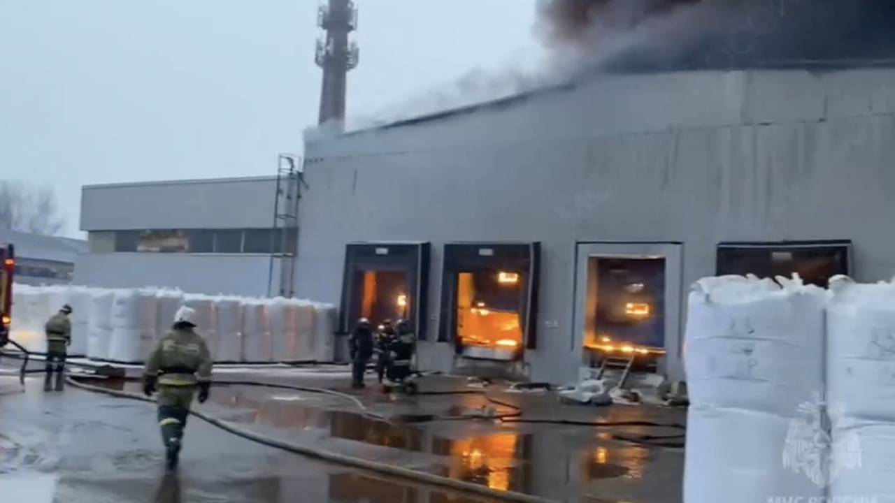 Площадь пожара на складе в Подмосковье увеличилась до 7 тысяч квадратных метров Площадь пожара на складе в Подмосковье увеличилась до 7 тысяч квадратных метров