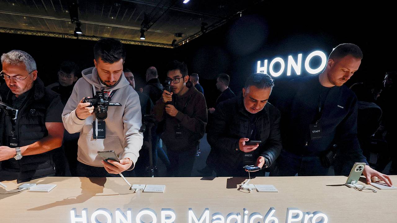 Производитель смартфонов вложит миллиарды в изучение ИИ Производитель смартфонов вложит миллиарды в изучение ИИ