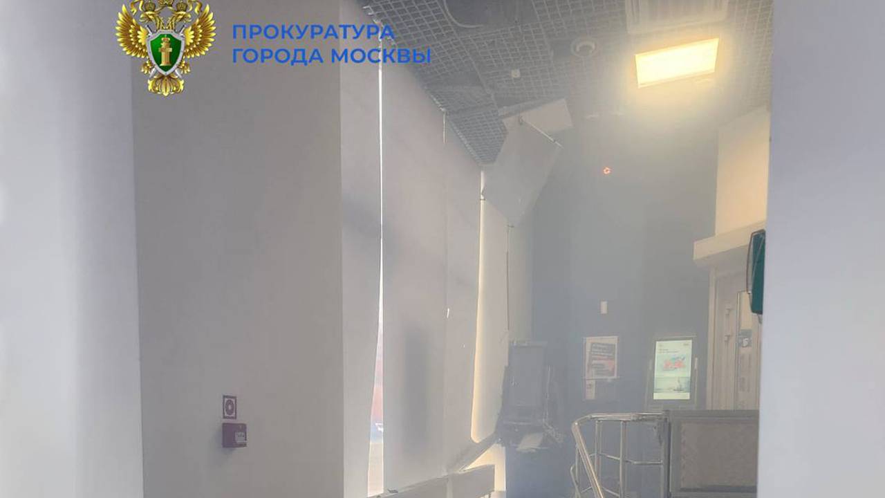 Банкомат в отделении банка в Москве поврежден взрывом трех петард Банкомат в отделении банка в Москве поврежден взрывом трех петард
