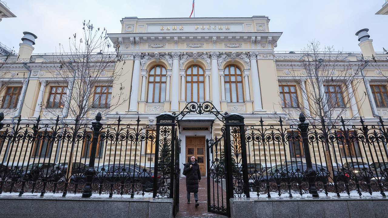 ЦБ снизил официальный курс доллара и повысил курс евро ЦБ снизил официальный курс доллара и повысил курс евро