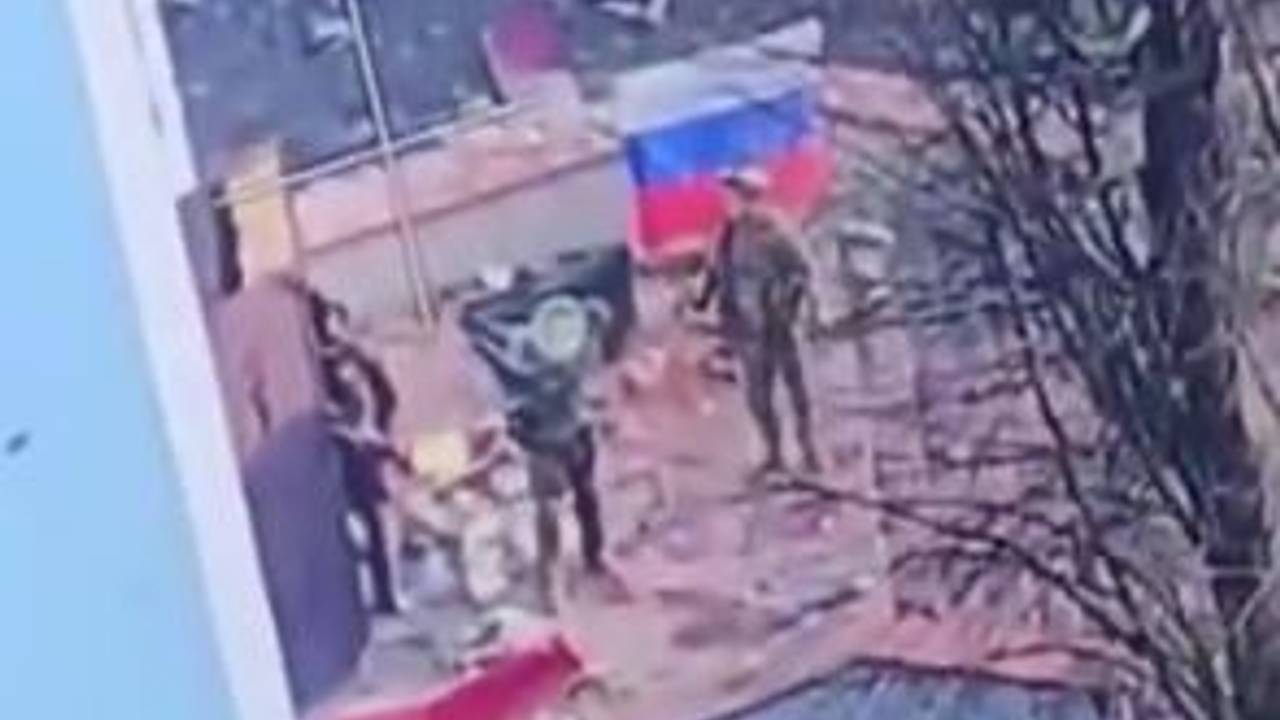 Военные подняли российский флаг в селе Черкасское Поречное на севере от Суджи Военные подняли российский флаг в селе Черкасское Поречное на севере от Суджи
