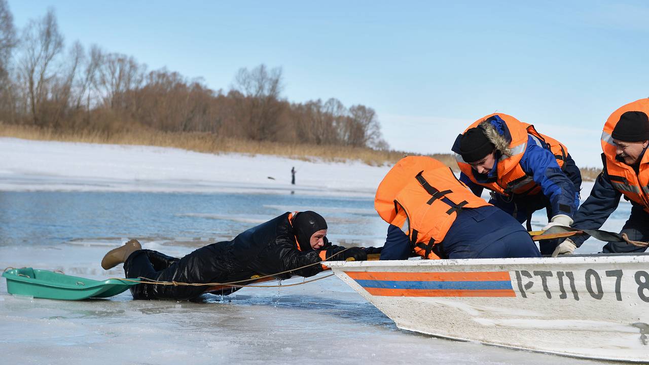 В Нижегородской области двое рыбаков провалились под лед В Нижегородской области двое рыбаков провалились под лед