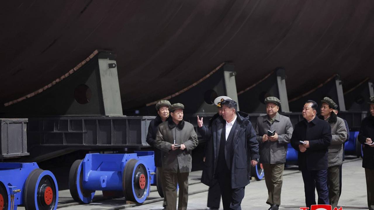 В Северной Корее показали строительство первой атомной субмарины В Северной Корее показали строительство первой атомной субмарины
