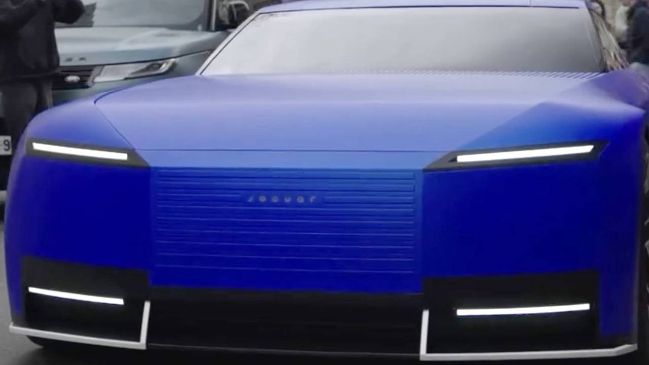 Дизайн нового роскошного авто Jaguar вызвал споры в сети Дизайн нового роскошного авто Jaguar вызвал споры в сети