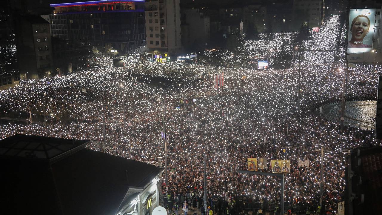 В Сербии проходит самая масштабная акция протеста. Власти говорят о ста тысячах митингующих, оппозиция — о миллионе В Сербии проходит самая масштабная акция протеста. Власти говорят о ста тысячах митингующих, оппозиция — о миллионе