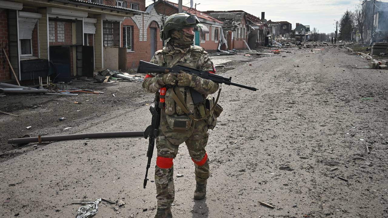 Россиянин показал последствия присутствия ВСУ в селе под Суджей Россиянин показал последствия присутствия ВСУ в селе под Суджей