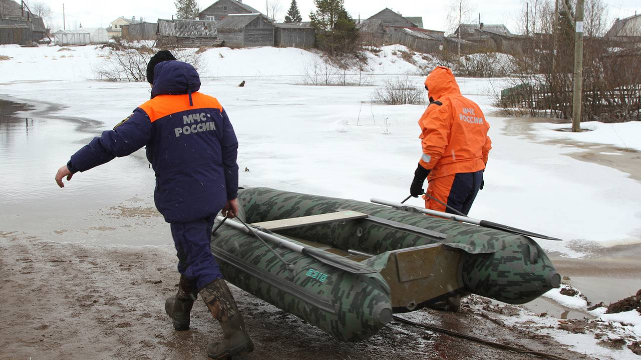 Более сотне жителей российской деревни пришлось покинуть дома из-за ЧС Более сотне жителей российской деревни пришлось покинуть дома из-за ЧС