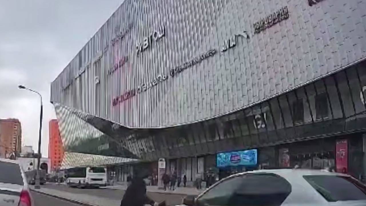 В Москве автомобиль на полной скорости снес мужчину и попал на видео В Москве автомобиль на полной скорости снес мужчину и попал на видео