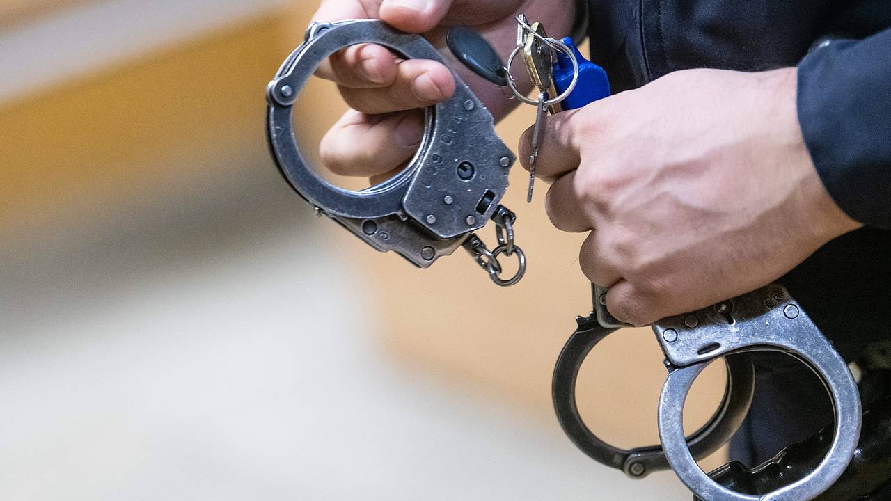 Угрожавшего отрезать учительнице язык россиянина обязали выплатить ей почти миллион рублей Угрожавшего отрезать учительнице язык россиянина обязали выплатить ей почти миллион рублей