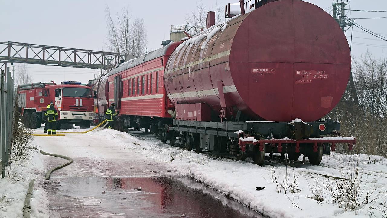 Пожарные поезда привлекли к тушению атакованной после разговора Путина и Трампа нефтебазы Пожарные поезда привлекли к тушению атакованной после разговора Путина и Трампа нефтебазы