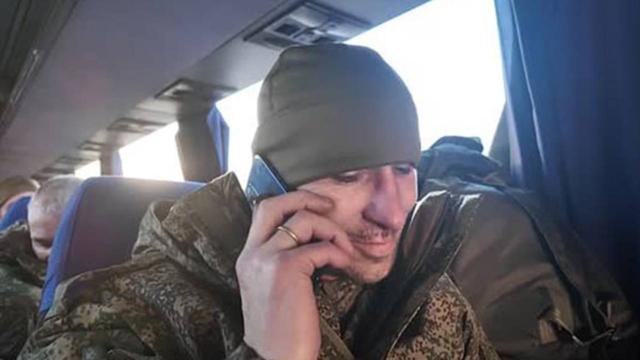 Появилось видео разговора вернувшихся из украинского плена российских военных с родными Появилось видео разговора вернувшихся из украинского плена российских военных с родными