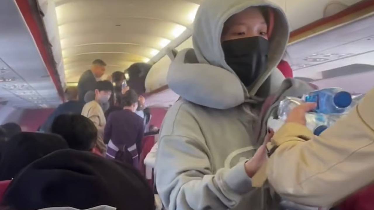 Пожар в салоне самолета с пассажирами на борту сняли на видео Пожар в салоне самолета с пассажирами на борту сняли на видео