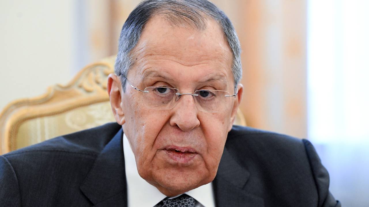 Патриарх Кирилл наградил Лаврова орденом Александра Невского Патриарх Кирилл наградил Лаврова орденом Александра Невского