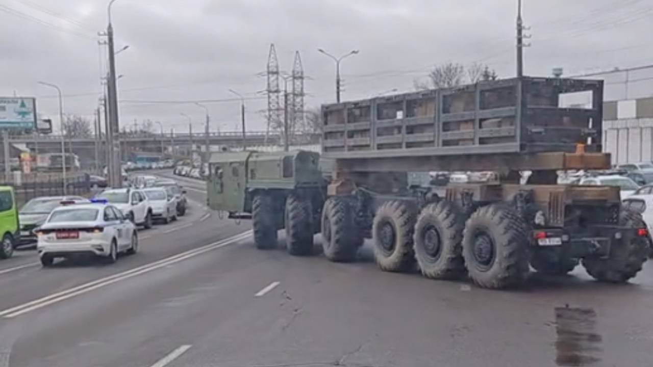 В Белоруссии шасси для неизвестного ракетного комплекса сняли на видео В Белоруссии шасси для неизвестного ракетного комплекса сняли на видео
