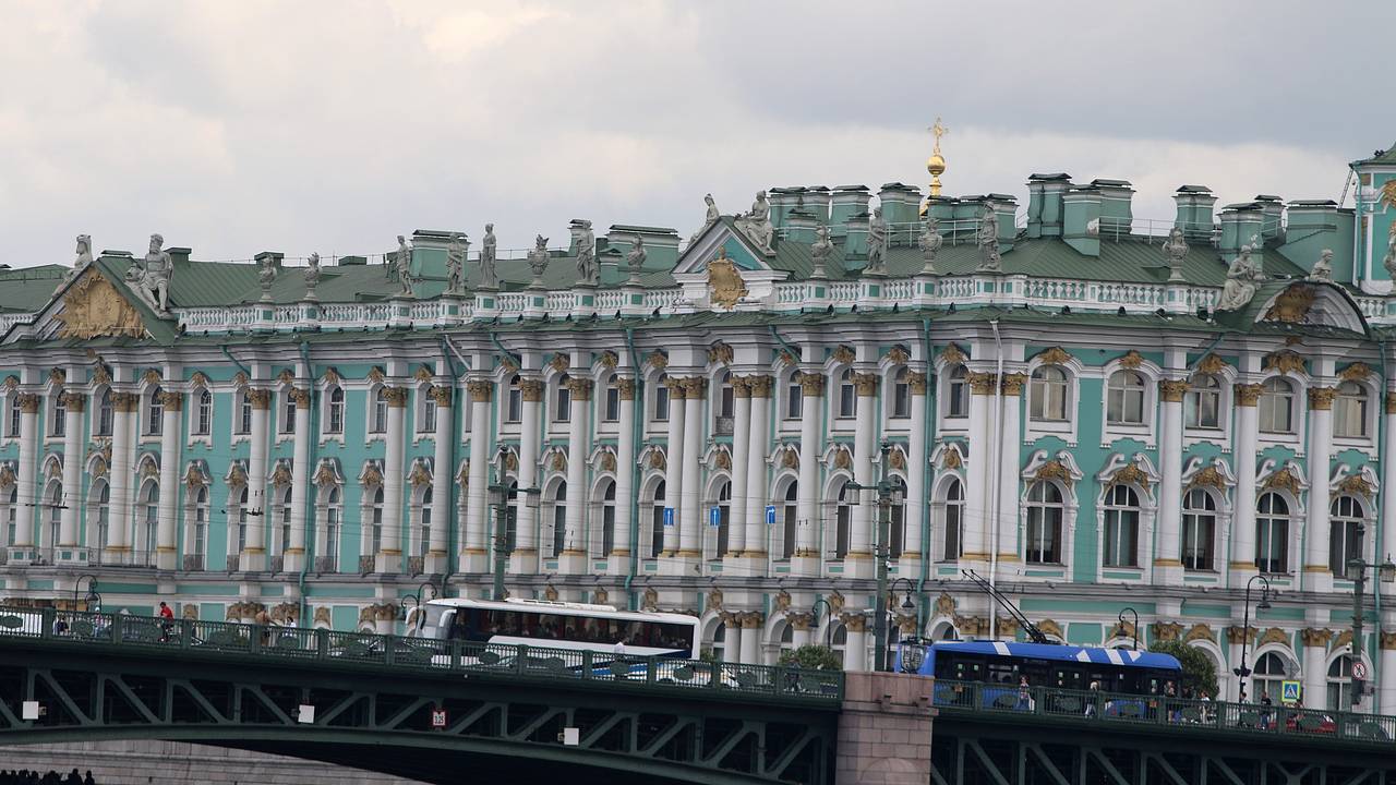 Эрмитаж прокомментировал ситуацию с посетительницей в роскошном наряде Эрмитаж прокомментировал ситуацию с посетительницей в роскошном наряде