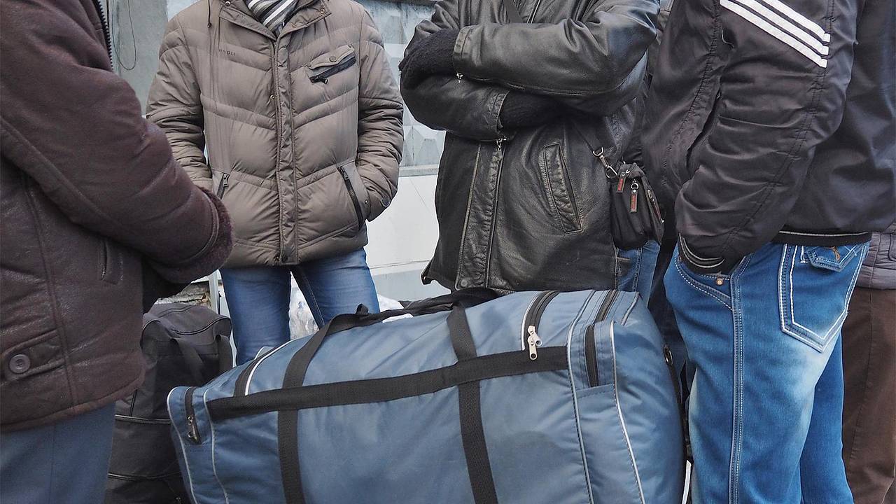 Россияне возмутились заселением в одну квартиру 13 гастарбайтеров Россияне возмутились заселением в одну квартиру 13 гастарбайтеров