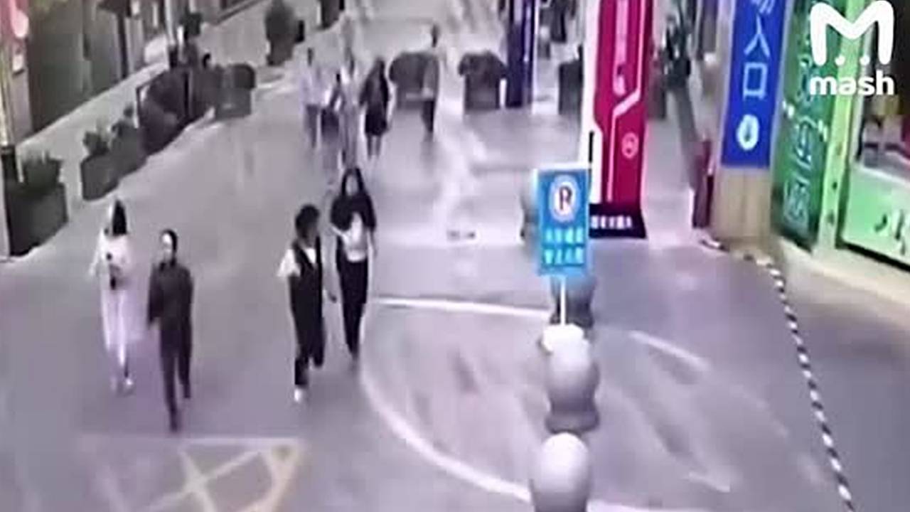 Мощный поток воды смыл людей в Мьянме после землетрясения и попал на видео Мощный поток воды смыл людей в Мьянме после землетрясения и попал на видео