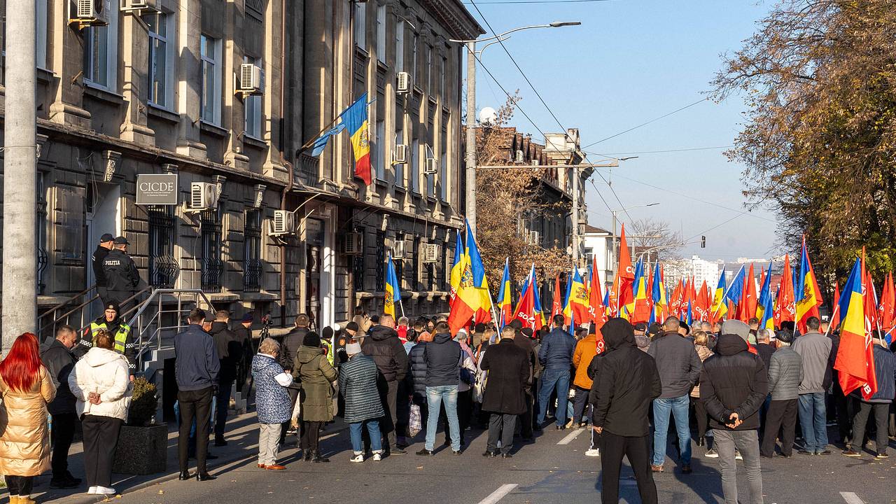 Сторонники Гуцул вышли на пикет у СИЗО в Кишиневе Сторонники Гуцул вышли на пикет у СИЗО в Кишиневе