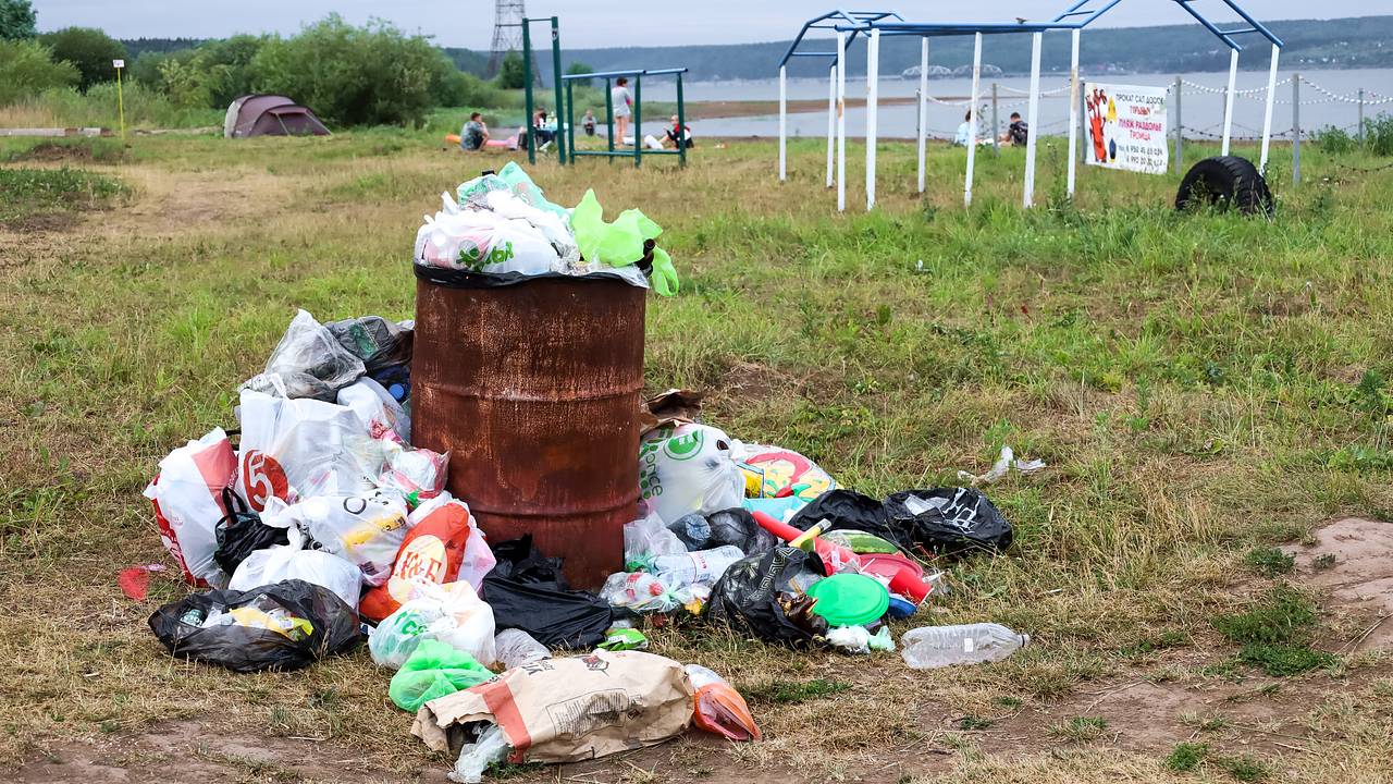 Россиянин в зеленой маске собрал мусор на пляже в российском городе