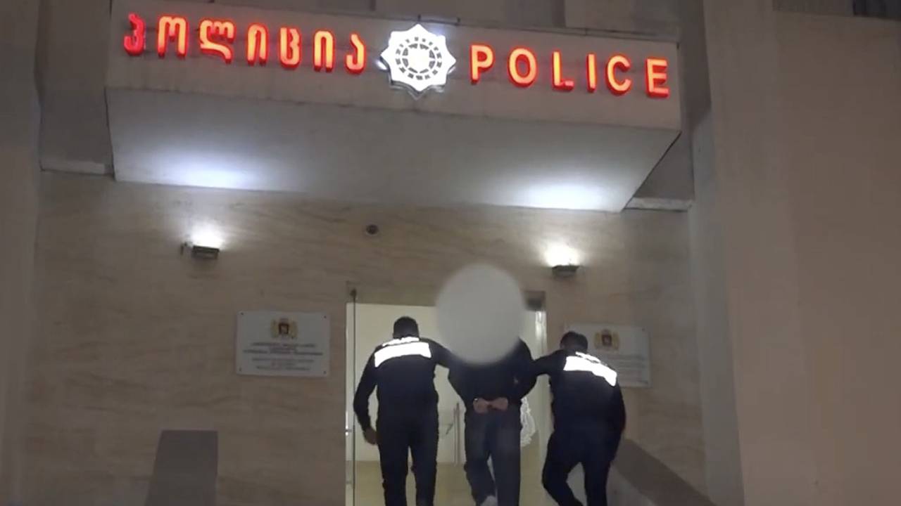В Тбилиси задержали участвовавшего в акции протеста россиянина В Тбилиси задержали участвовавшего в акции протеста россиянина