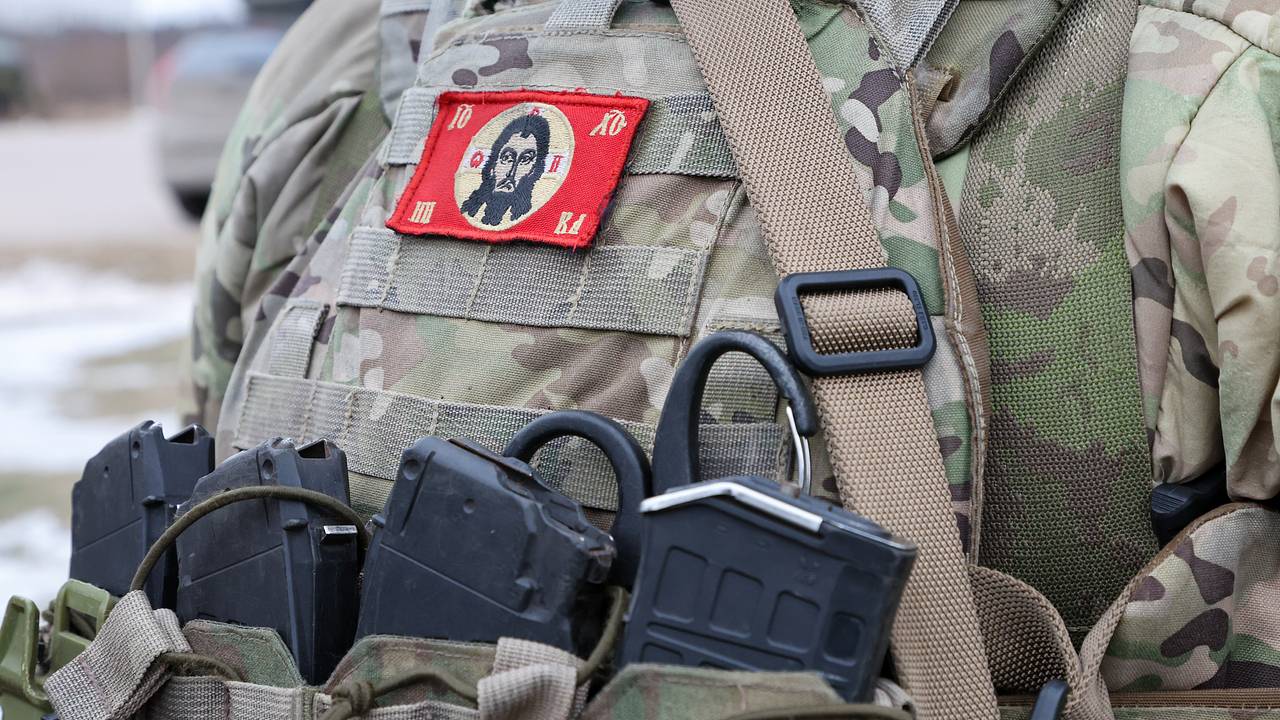 Российский десантник нашел в снаряжении погибшего бойца ВСУ записку от матери. Он решил исполнить последнюю просьбу женщины Российский десантник нашел в снаряжении погибшего бойца ВСУ записку от матери. Он решил исполнить последнюю просьбу женщины