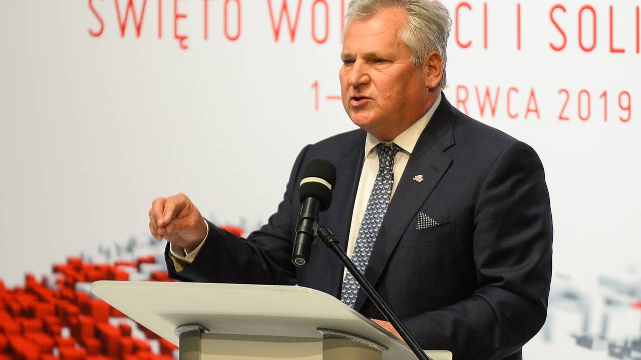 Экс-президент Польши пожаловался на маленькую пенсию Экс-президент Польши пожаловался на маленькую пенсию